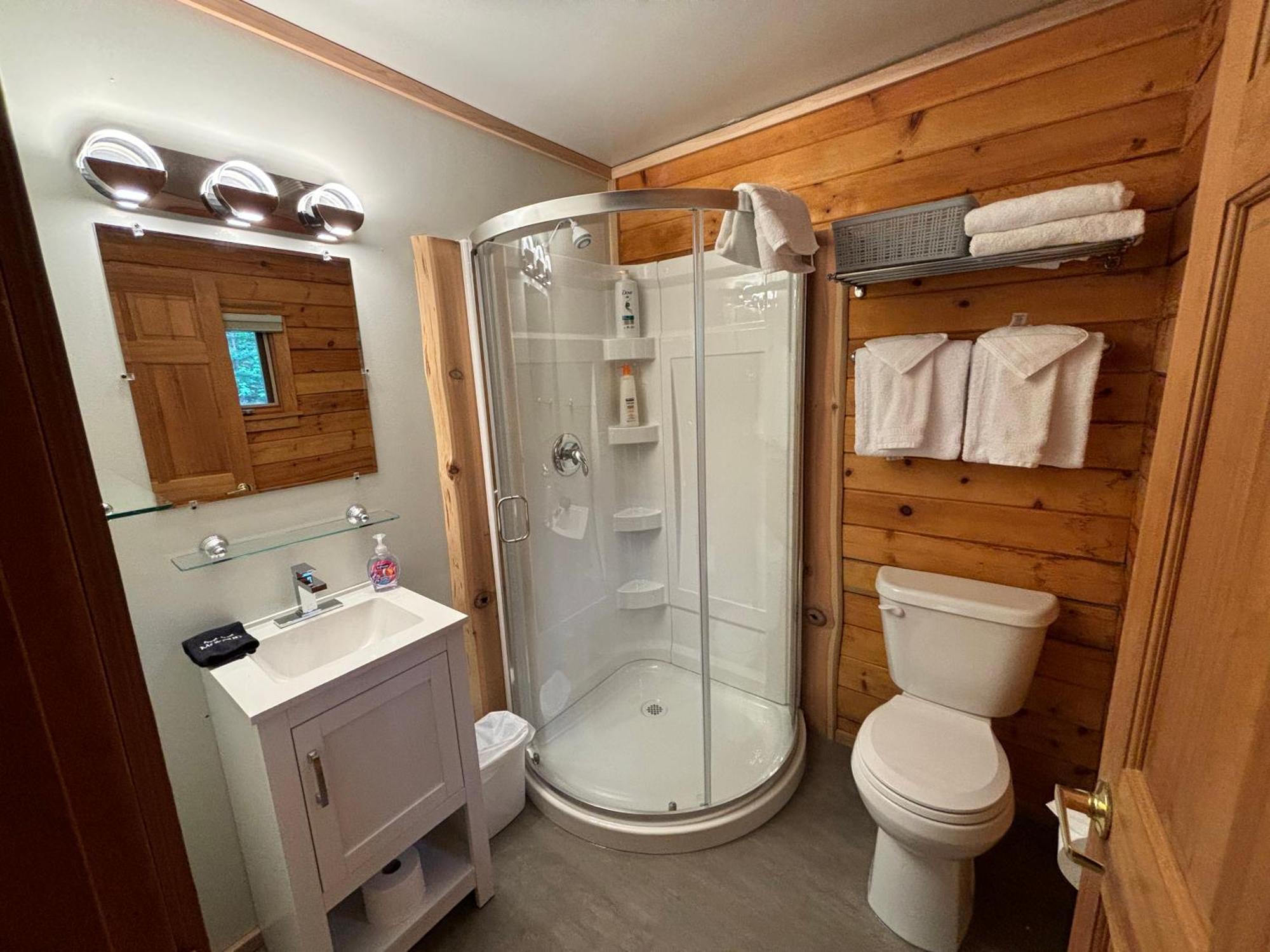 Lodge Across The Creek Cabins *